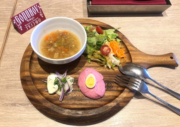 丸ビルのロシア料理店 ゴドノフ東京 丸の内店 で ビーフストロガノフのランチをする