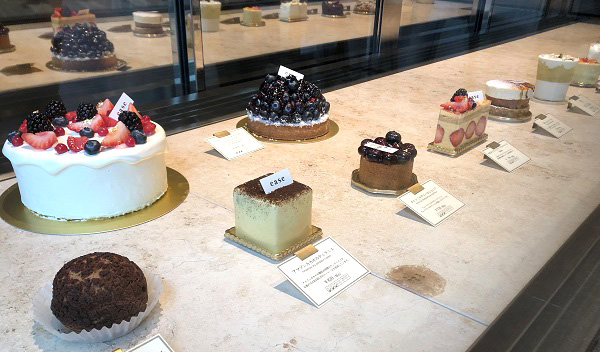 茅場町 パティスリー イーズ Ease の四角いティラミスとシブースト